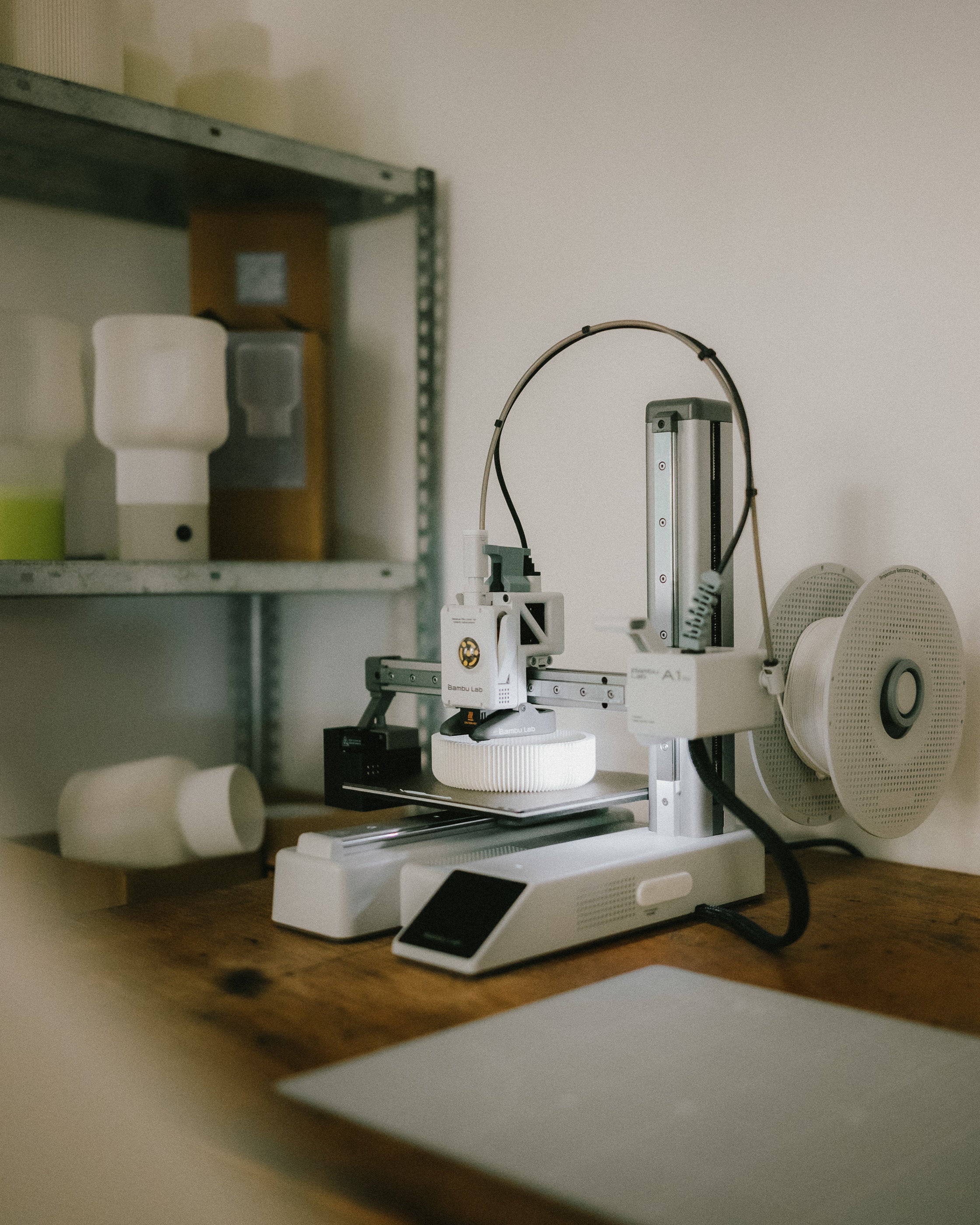 Herstellung mit Charakter: 3D-Druck trifft Handarbeit in München